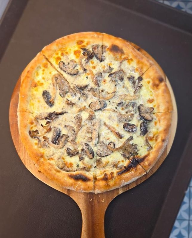 Black Truffle Funghi Pizza