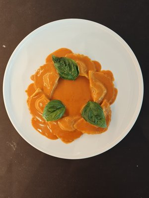 Ravioli Al Salmone Con Salsa Rosa